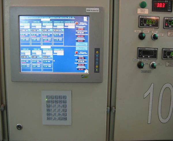 Шкаф системы управления дозатором на пульте машинистов (вид спереди) со встроенными монитором и клавиатурой