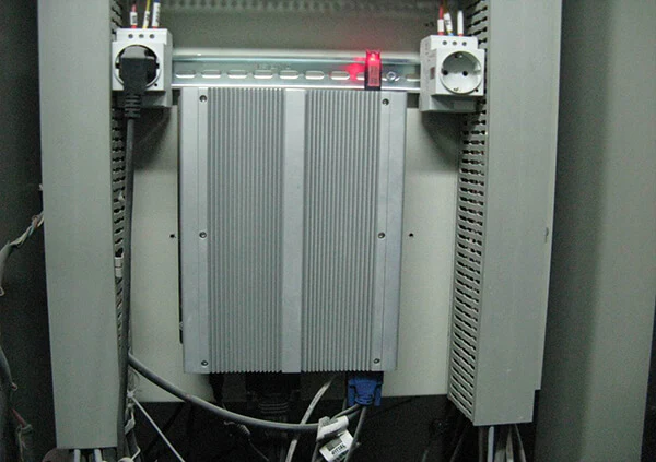 Промышленный компьютер NISE системы управления дозаторами, находится в шкафу управления на пульте машинистов